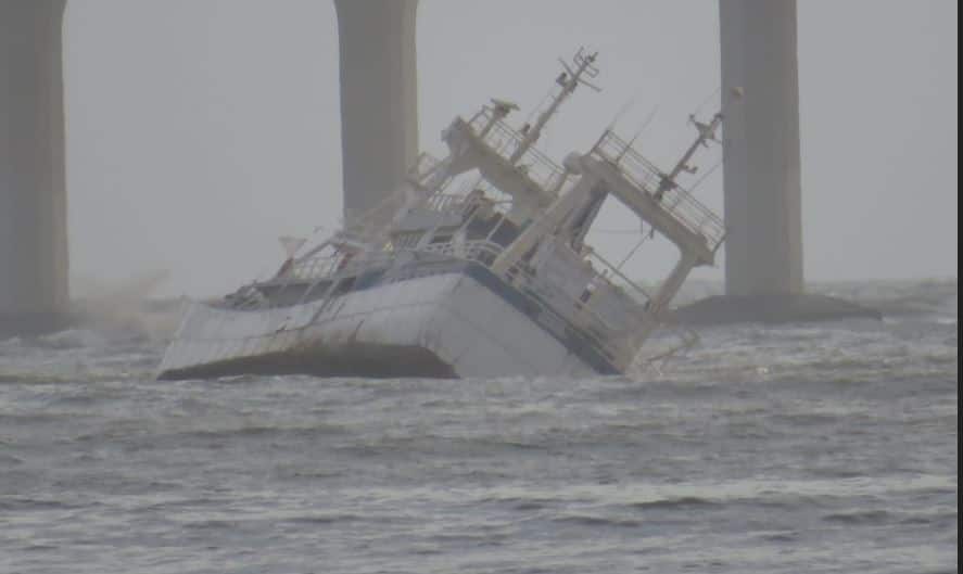 Mumbai : Floating Cruise Restaurant drown near Bandra Worli Sea Link latest update मुंबईत फ्लोटिंग क्रूझ रेस्टॉरंटला जलसमाधी, जीवितहानी नाही
