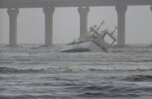 PHOTO : मुंबईत फ्लोटिंग क्रूझ रेस्टॉरंटला जलसमाधी