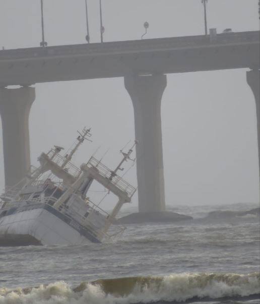 मुंबईत वांद्रे-वरळी सी लिंक जवळ एआरके डेक बार (MV AV IOR) हे फ्लोटिंग क्रूझ रेस्टॉरंट होतं. शुक्रवारी दुपारी दोन वाजताच्या सुमारास समुद्राचं पाणी क्रूझच्या आत शिरलं.