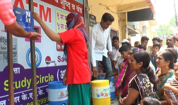 water ATM in beed giving one liter child water at just one rupees बीडमध्ये वॉटर एटीएम, एक रुपयात एक लिटर थंड पाणी