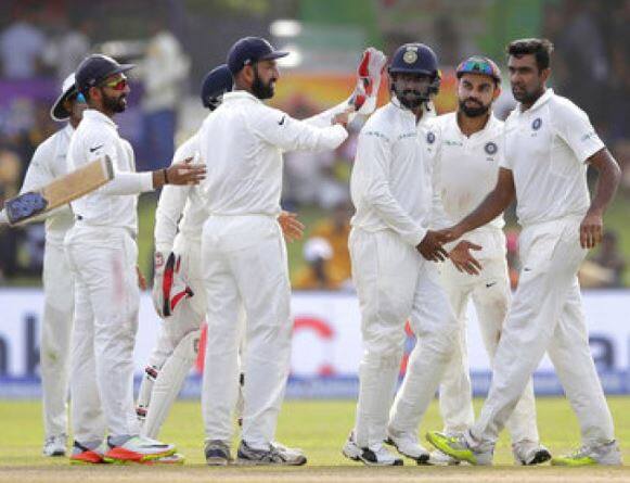 अफगाणिस्तानचा संघ कसोटी क्रिकेटमध्ये पदार्पणासाठी सज्ज आहे. अफगाणिस्तानचा पहिला कसोटी सामना भारताविरुद्ध होणार आहे. उभय संघांमध्ये हा सामना बंगळुरुत 14 ते 18 जून या काळात खेळवला जाईल. अफगाणिस्तानविरुद्धच्या कसोटीत भारतीय संघाचं नेतृत्व अजिंक्य रहाणे करणार आहेत. 