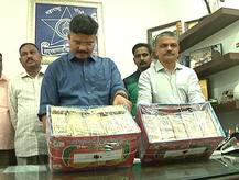 आंब्यांच्या खोक्यात 98 लाखांच्या जुन्या नोटांचं घबाड