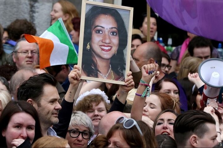 Savita Halappanavar's death made Ireland vote to legalize abortion latest update म्हणून आयर्लंडमध्ये घुमला 'सविता.. सविता'चा जयघोष