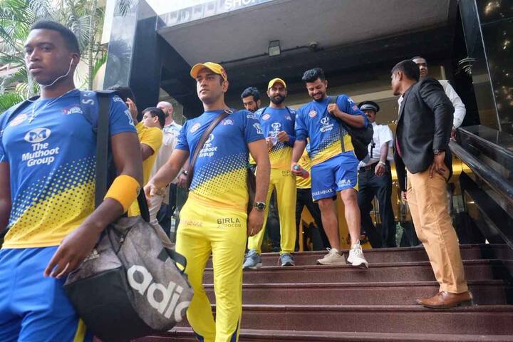 दोन्हीही संघाचे चाहते मोठ्या प्रमाणात उपस्थित आहेत, मात्र चेन्नई सुपरकिंग्जचा कर्णधार धोनीच्या चाहत्यांनी पिवळ्या जर्सीसह गर्दी केली आहे.