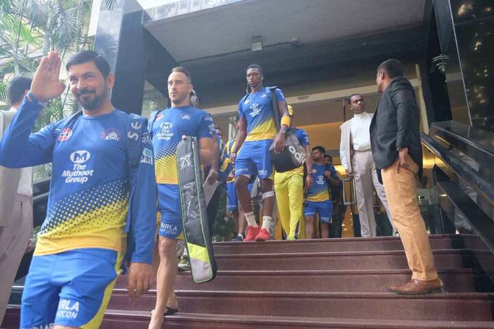 चेन्नई सुपरकिंग्जच्या खेळाडूंची बस जेव्हा वानखेडे मैदानात दाखल झाली, तेव्हा चाहत्यांनी मोठी गर्दी केली होती.