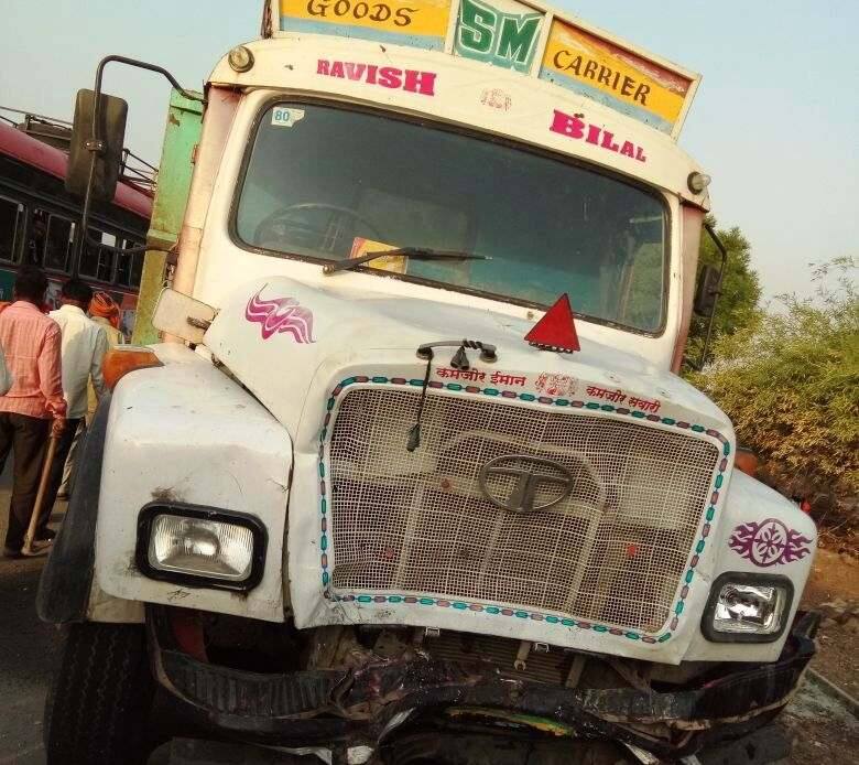 यवतमाळ : कार-दुचाकी-ट्रकचा तिहेरी अपघात, सहा जणांचा मृत्यू accident on Kalamb ralegaon raod six died and two injured यवतमाळ : कार-दुचाकी-ट्रकचा तिहेरी अपघात, सहा जणांचा मृत्यू