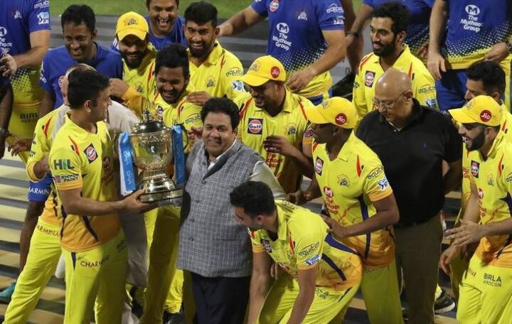 चेन्नई सुपर किंग्जने सनरायझर्स हैदराबादचा आठ विकेट्सने धुव्वा उडवून तिसऱ्यांदा आयपीएल चॅम्पियन होण्याचा मान मिळवला. चेन्नईने याआधी 2010 आणि 2011 साली आयपीएलचं विजेतेपद पटकावलं होतं.