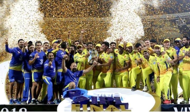 धोनीच्या चेन्नई सुपर किंग्जने सनरायझर्स हैदराबादचा आठ विकेट्सने धुव्वा उडवून तिसऱ्यांदा आयपीएल चॅम्पियन होण्याचा मान मिळवला. चेन्नईने याआधी 2010 आणि 2011 साली आयपीएलचं विजेतेपद पटकावलं होतं.