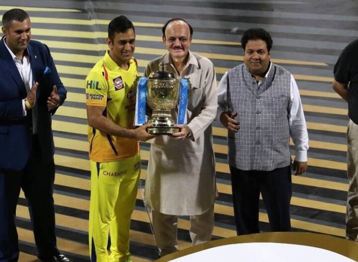 सीएसकेच्या विजयाचं वैशिष्ट्य म्हणजे, धोनीचा संघातील 8 खेळाडूंचं वय हे जवळपास 30 पेक्षा जास्त आहे. स्वत: धोनी 36 वर्ष 11 महिन्यांचा म्हणजेच 37 वर्षांचा आहे. तर फायनलमध्ये धडाकेबाज नाबाद शतक ठोकणारा शेन वॉटसनही धोनीच्याच वयाचा आहे.