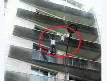 रिअल स्पायडरमॅन, बाल्कनीतून पडणाऱ्या चिमुकल्याला तरुणाने वाचवलं!