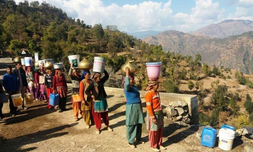 Shimla people asks tourists to don't come here due to water crisis पर्यटकांनो, इथे येऊ नका, तहानलेल्या शिमलावासियांची विनंती