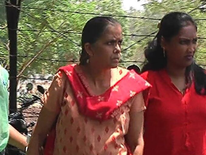 Anuradha Purandare's inquiry in Yerwada Jail येरवडा जेलमध्ये नेऊन डीएसकेंच्या मेहुणीची चौकशी