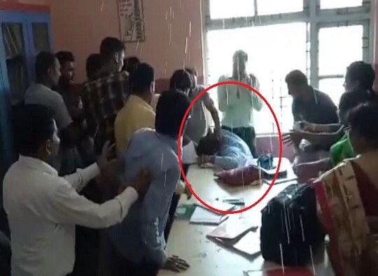 Nashik Teacher allegedly beaten up by parents for proposing student in tenth standard latest update VIDEO : दहावीच्या विद्यार्थिनीला प्रपोज, शिक्षकाला पालकांचा चोप