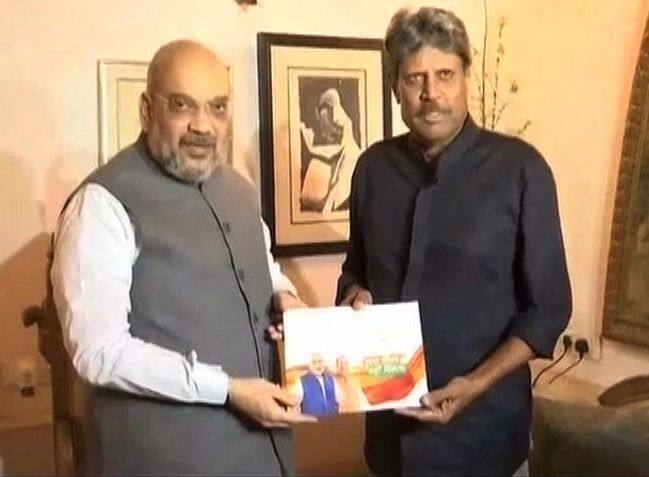 Cricketer Kapil Dev meets BJP President Amit Shah in Delhi latest update माजी क्रिकेटपटू कपिल देव भाजपच्या वाटेवर?