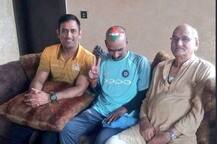 सचिनचा सुपरफॅन सुधीरकुमार गौतम धोनीच्या घरी