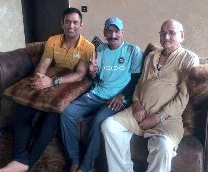  आयपीएलमध्ये विजय मिळवल्यानंतर धोनी सध्या रांचीमध्ये काही निवांत क्षण घालवत आहे. 