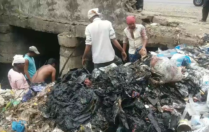 Corporation giving cheap rate to workers for Garbage cleaning in Bhiwandi भिवंडीत कवडीमोल दराने कामगारांकडून नालेसफाई
