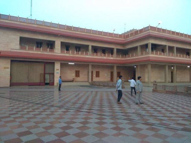 बहुजन समाज पक्षाच्या सर्वेसर्वा मायावती यांनी सुप्रीम कोर्टाच्या आदेशाचं पालन करत, लखनऊस्थित ’13-ए मॉल अव्हेन्यू’ बंगला रिकामा केला आहे. या बंगल्याच्या एका भागाला बसपाने दिवंगत कांशीराम यांच्या स्मरणार्थ विश्रामगृह घोषित केले होते. मात्र आता हा ’13-ए मॉल अव्हेन्यू’ बंगला कांशीराम यांचं स्मारक असेल. 