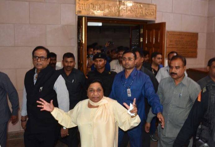 मायावतींचा हा बंगला आतून नेमका कसा दिसतो, हे अद्याप कुणालाच माहित नव्हते. मात्र एका पत्रकार परिषदेनंतर माध्यमांतील लोकांना मायवतींना हा बंगला पाहण्याची परवानगी दिली.