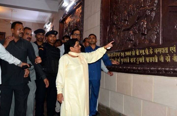 कांशीराम यांच्या मूर्तीसह मायावती यांची पर्सवाली मुर्तीसुद्धा इथे आहे. 