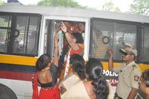 राष्ट्रवादीच्या महिला पदाधिकाऱ्याची पोलिसाला नोकरी घालवण्याची धमकी