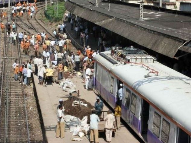 Indian Railways to Fine passengers who carrying extra luggage  रेल्वेतून अतिरिक्त लगेज नेल्यास आता सहा पट दंड