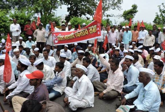 ..तर भर पावसात चंद्रकांत पाटलांच्या घरावर मोर्चा, चिकोत्रा धरणग्रस्तांचा इशारा