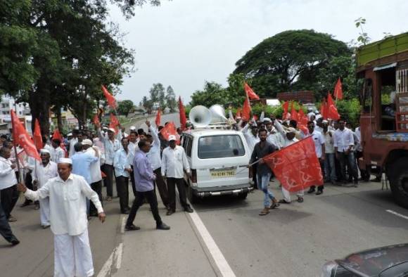 ..तर भर पावसात चंद्रकांत पाटलांच्या घरावर मोर्चा, चिकोत्रा धरणग्रस्तांचा इशारा