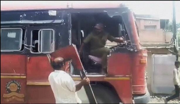 Pandharpur : ST Bus door falls, pedestrian hurt latest update पंढरपुरात धावत्या एसटीचा दरवाजा पडून पादचारी जखमी