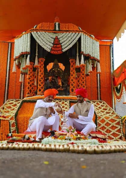 या सोहळ्यासाठी खासदार संभाजीराजे छत्रपती खास तयारी करतात. यावेळी त्यांचे सुपुत्र युवराज शहाजीराजे उपस्थित राहतात. संभाजीराजे एक दिवस आधीच चित्तदरवाजामार्गे शिवभक्तांदसमवेत पायी गडावर गेले. नगारखाना इथं 21 गावांतील सरपंच आणि पंचक्रोशीतील ग्रामस्थांच्या उपस्थितीत गडपूजन झाले. गडावर उत्खननात मिळालेल्या वस्तूंच्या प्रदर्शनाचे उद्घाटन संभाजीराजे यांच्या हस्ते झाले.