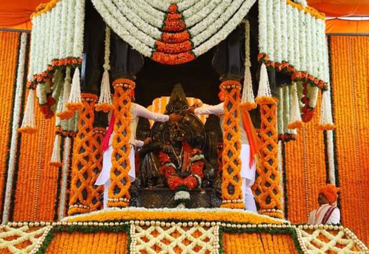 काल सकाळी 6 वा. नगारखाना येथे ध्वजपूजन, 6.50 वा. राजसदरेवर शाहिरी कार्यक्रम, 9.30 वा. छ. शिवाजी महाराजांच्या पालखीचे राजसदरेवर आगमन, 9.50 वा. छ. संभाजीराजे आणि युवराज शहाजीराजे यांचे राजसदरेवर स्वागत, 10.10 वा. छ. संभाजीराजे यांच्या हस्ते छ. शिवाजी महाराजांवर अभिषेक तसेच मेघडंबरीतील छ. शिवाजी महाराजांच्या पुतळ्याला सुवर्ण नाण्यांचा अभिषेक, 10.25 वा. समितीचे अध्यक्ष फत्तेसिंग सावंत यांचे प्रास्ताविक, 10.30 वा. छ. संभाजीराजे यांचे शिवरायांना अभिवादन, 11 वा. शिवपालखी सोहळा. या पालखी सोहळ्याची सांगता जगदीश्व र मंदिर आणि छ. शिवाजी महाराज यांच्या समाधीस्थळी करण्यात आली.