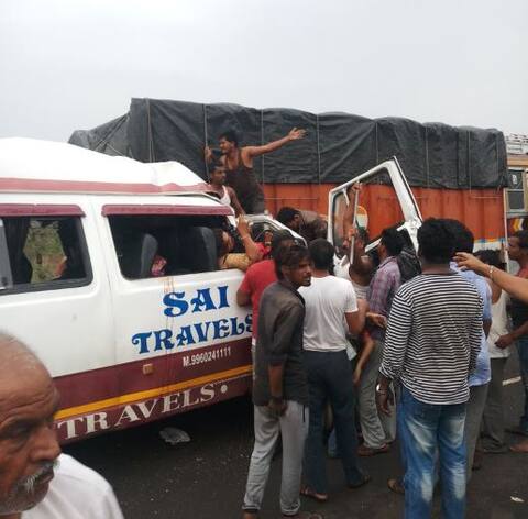 वाळूच्या गाडीला मिनीट्रॅव्हल्सची धडक, 10 जणांचा मृत्यू, 11 जखमी वाळूच्या गाडीला मिनीट्रॅव्हल्सची धडक, 10 जणांचा मृत्यू, 11 जखमी