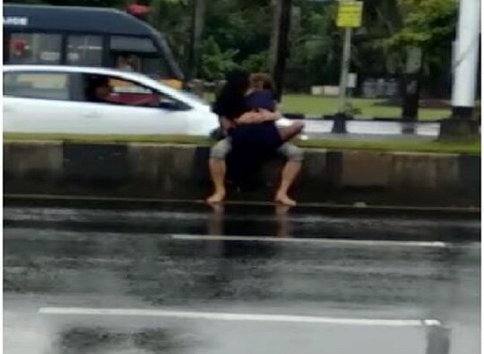 Mumbai : Couple making out on road divider in Marine Drive latest update VIDEO : मुंबईत मरिन ड्राईव्हला जोडप्याचं खुल्लम खुल्ला प्यार