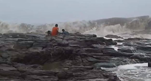 मालवणच्या समुद्र किनाऱ्यावर अतिउत्साही पर्यटकांचं जीवघेणं धाडस