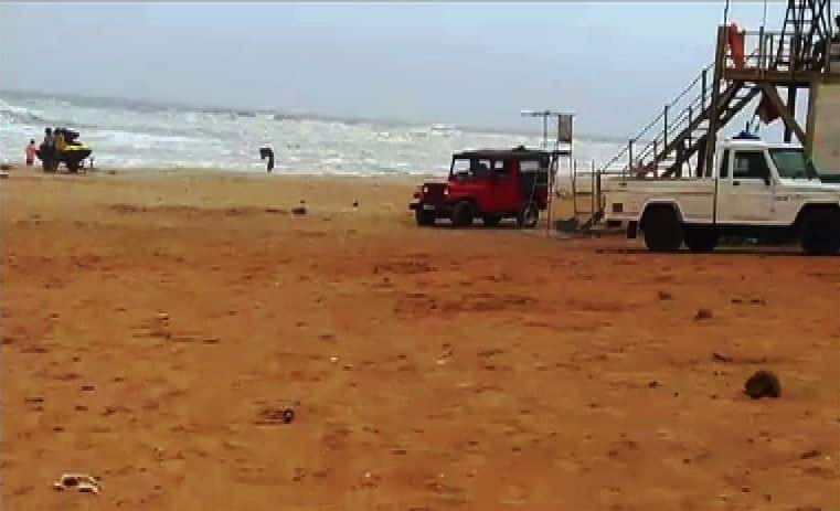 पावसाळ्यात बीचवर फिरायला जाताना या 11 गोष्टी लक्षात ठेवा! tips before go on beach in Monsoon season पावसाळ्यात बीचवर फिरायला जाताना या 11 गोष्टी लक्षात ठेवा!