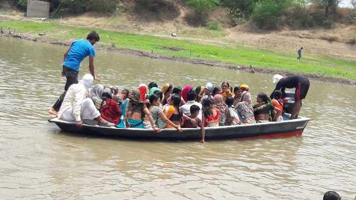 a Boat carrying 28 peoples drawn in Godavari river near Majalgaon गोदावरीत 28 जणांची बोट उलटली, सुदैवाने जीवितहानी टळली