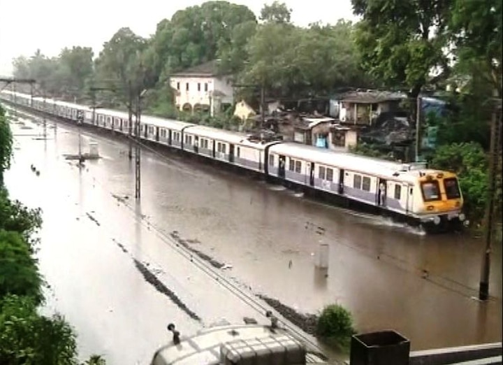 Central Railway Monsoon preparation makes Local Travel easier in first Rain ... म्हणून भरपावसातही मध्य रेल्वे अखंडपणे सुरु होती!