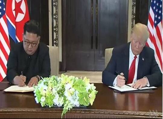 North Korea's Kim Jong-un and US President Donald Trump sign denuclearization ट्रम्प-किम जोंग यांच्या 50 मिनिटं चर्चेने तिसरं महायुद्ध टळलं