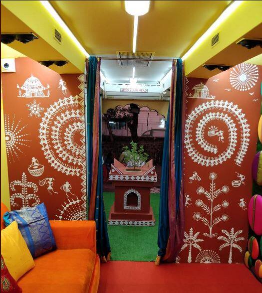'बिग बॉस मराठी'च्या घराचा सेट चक्क एका बसमध्ये तयार करण्यात आला आहे. 