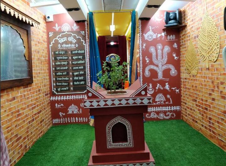  या बसमध्ये 'बिग बॉस मराठी'च्या घरातील गार्डन एरिया, लिव्हिंग रुम आणि कन्फेशन रुम तयार करण्यात आलं आहे. 