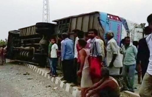 uttar pradesh bus accident near mainpur latest updates यूपीमध्ये खासगी बसचा भीषण अपघात, 16 जणांचा मृत्यू