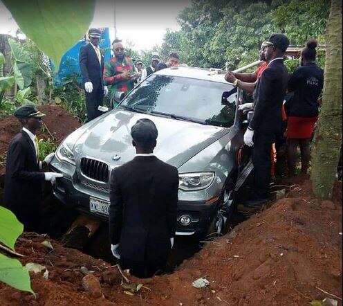 Son burries dead body of Father in BMW worth Rs 1.1 Crore Instead of Coffin latest update पितृप्रेमापुढे पैसा नमला, वडिलांच्या पार्थिवाचं BMW कारमध्ये दफन