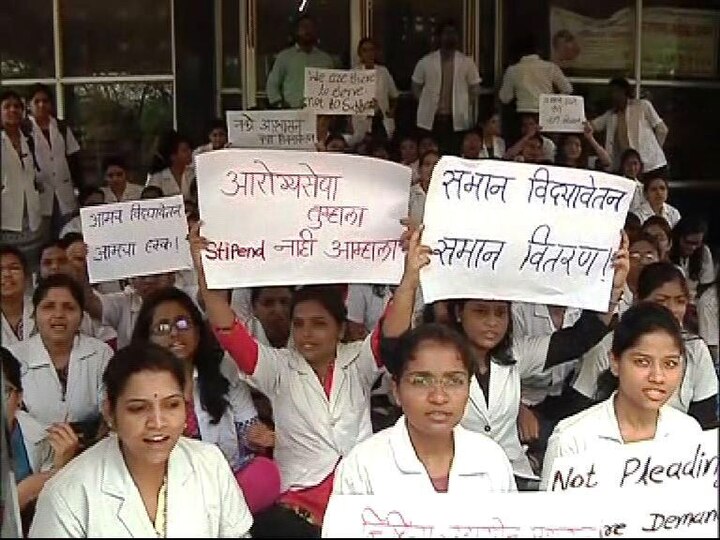 intern doctors on strike on day 2 in maharashtra latest updates प्रशिक्षणार्थी डॉक्टरांच्या संपाचा दुसरा दिवस, रुग्णसेवेला फटका