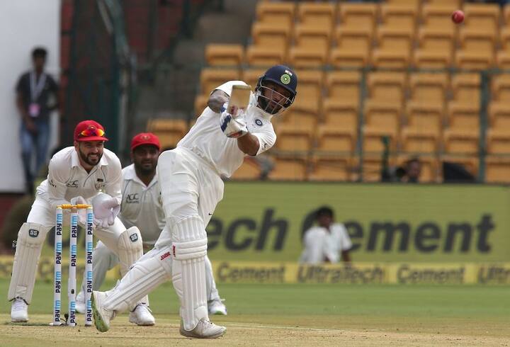 धवनने आधी 47 चेंडूत अर्धशतक पूर्ण केलं. मग त्याने धावगती वाढवत अवघ्या 87 चेंडूत शतक पूर्ण केलं. त्याच्या शतकाला 18 चौकार आणि तीन खणखणीत षटकारांचा साज होता. 