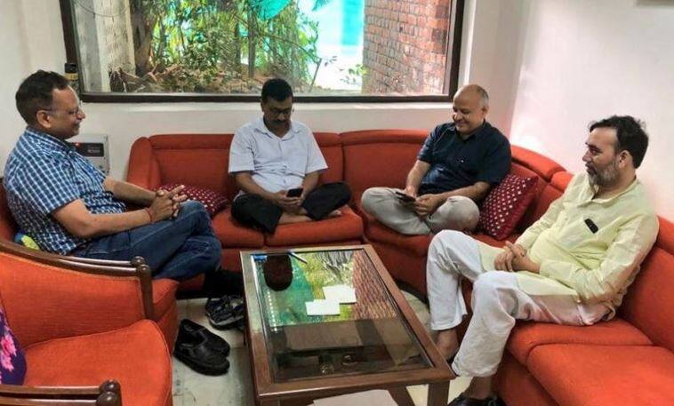 Arvind Kejriwal, AAP leaders continue protest outside L-G’s office शांतता, मुख्यमंत्री आंदोलनाला बसलेत..