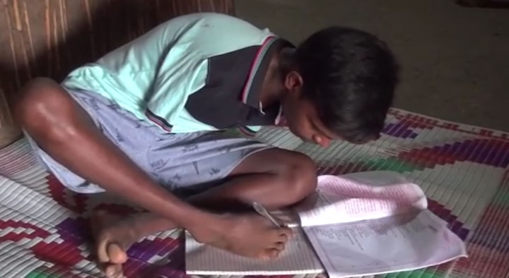 Palghar Handicap student got 75 percent in ssc result जिद्द! दोन्हीही हात नाहीत, पण पायाने पेपर लिहून 75 टक्के मिळवले!