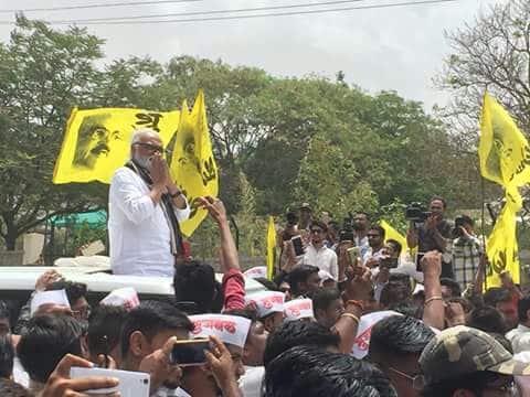  भुजबळ समर्थकांनी जोरदार शक्ती प्रदर्शन करत नाशिकच्या राजकारणावर भुजबळ लवकरच पकड घेतील, असा सूचक इशारा दिला.