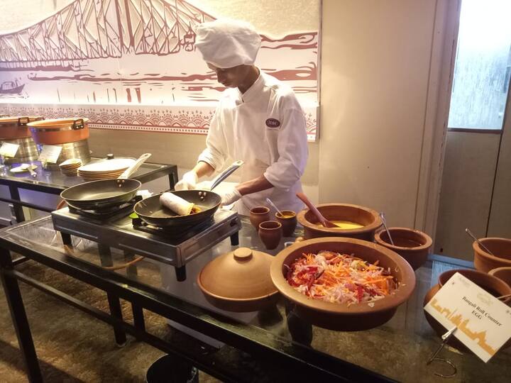 बंगाली फूड फेस्टची खासियत म्हणजे इथे लाईव्ह काऊण्टरही आहे. बंगाली रोल काऊण्टरवर तुम्हाला फ्रँकीसारखा पदार्थ खायला मिळेल.