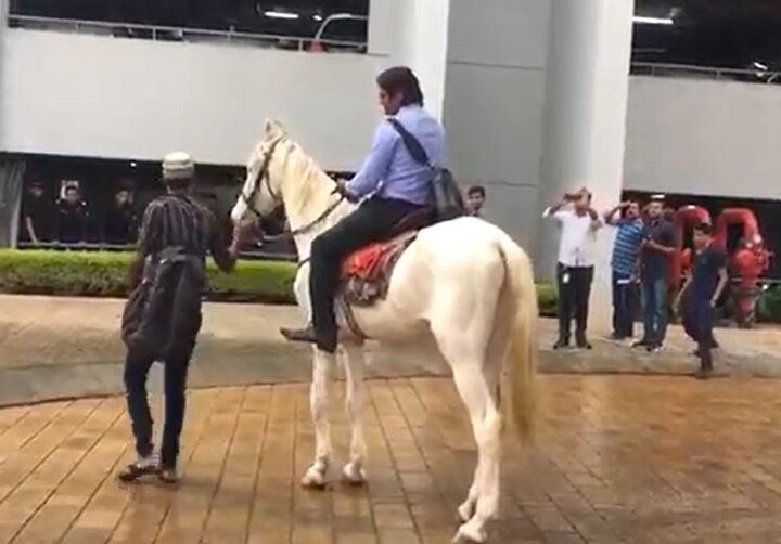 Bangalore : Software Engineer rides a horse to office on last day of work इंजिनिअर तरुण घोड्यावरुन ऑफिसला, पाटी लिहिली...