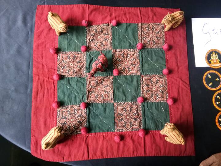 वाघ बकरी - हा सुद्धा मध्ययुगीन काळापासून खेळला जातो. 4 वाघ आणि 18 बकऱ्या यामध्ये असतात...बुद्धिबळासारखा हा खेळ चाल खेळून खेळला जातो. हा खेळ दोघातच खेळला जातो. यामध्ये एक खेळाडू वाघ होतो तर दुसरा खेळाडू बकरी होतो...